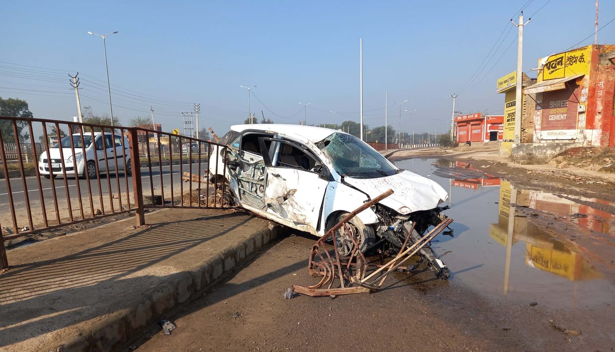 Car collided with divider, driver dies