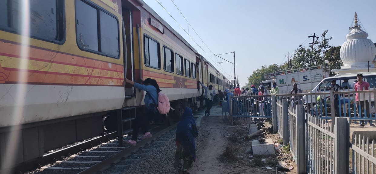 train,rail,RPF,station,crossing jam
