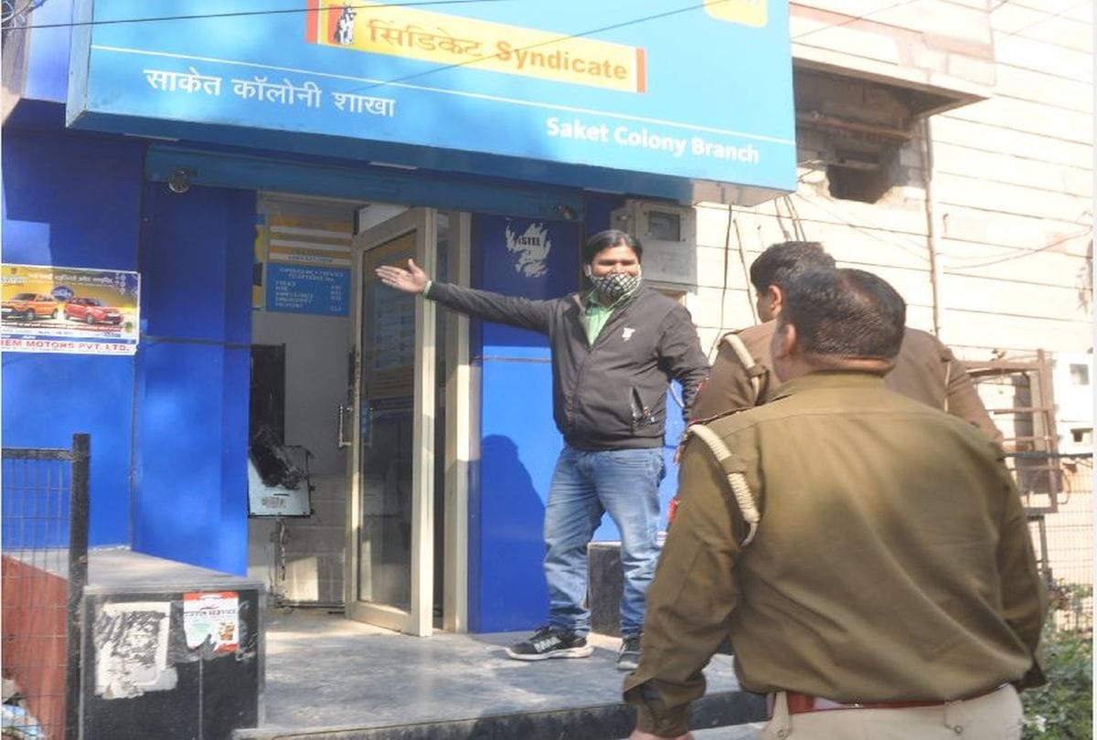 miscreants tried to stolen cash by breaking Canara Bank ATM in Agra