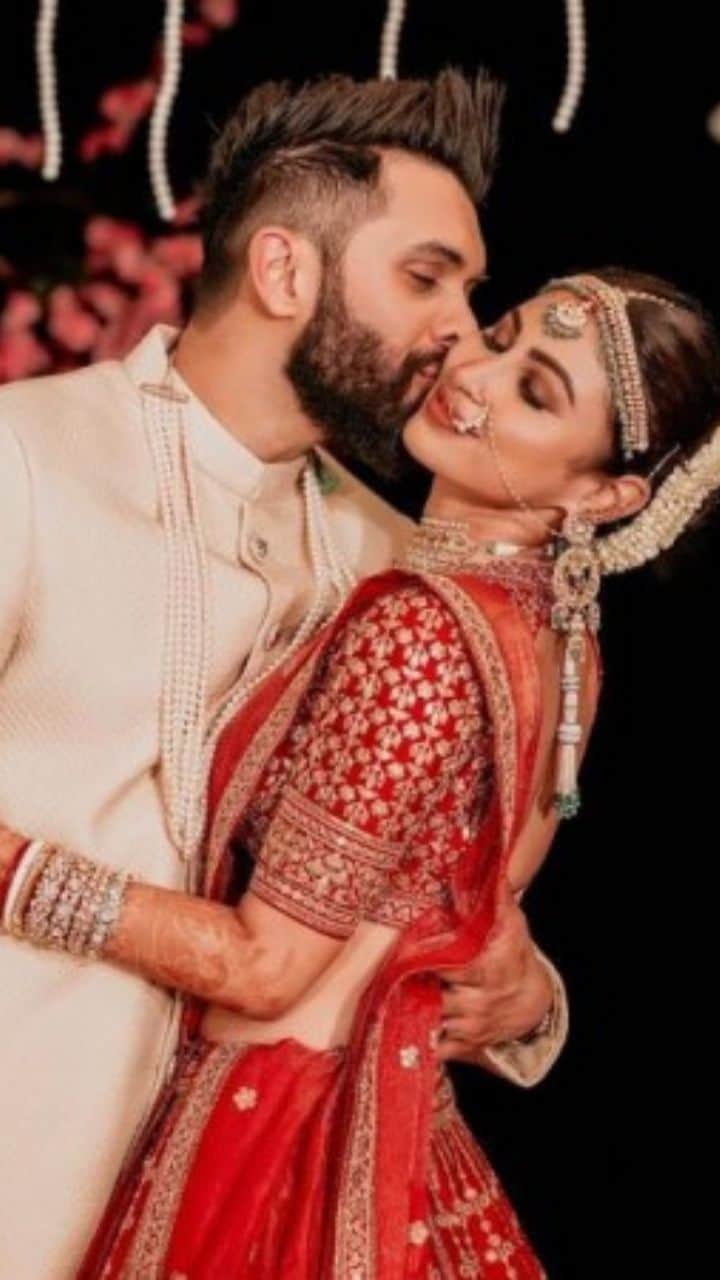 Mouni Roy looked beautiful in her new look after wedding