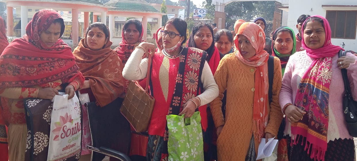 One crore of other items sent to 700 accounts of the groups of the district