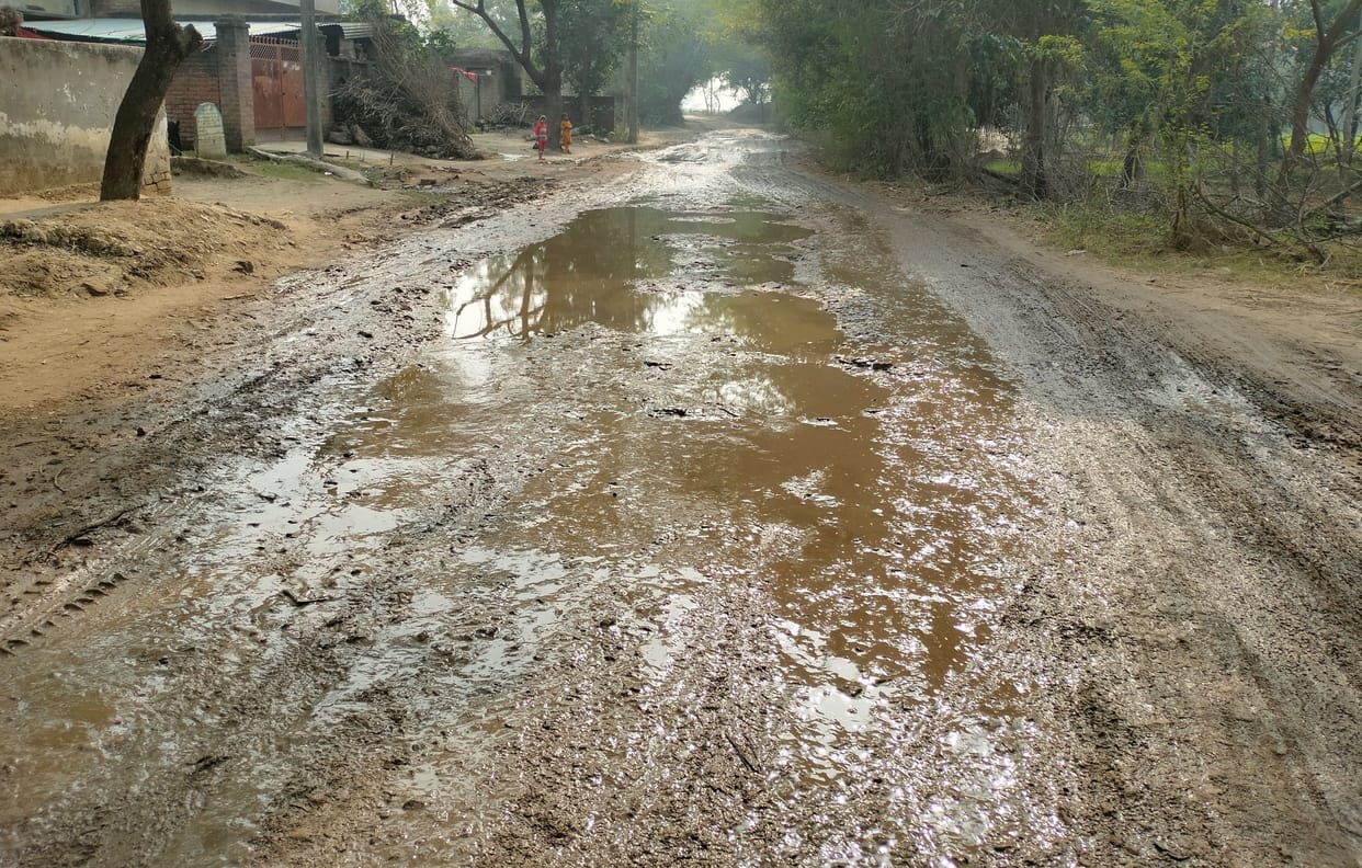 Akelwa-Shahmau road dilapidated, increased trouble