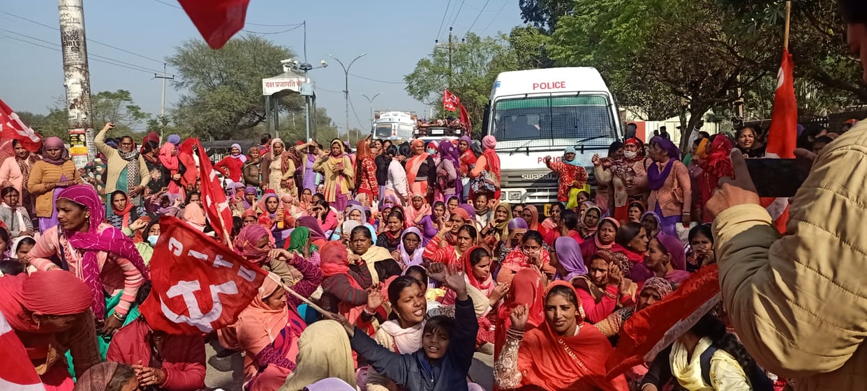 Anganwadi workers ran the police throughout the day, jammed four places on Barnala Road