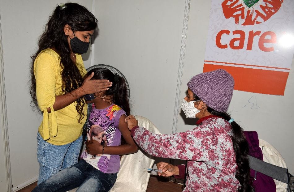 105 including three doctors six innocent were found corona positive in Gorakhpur