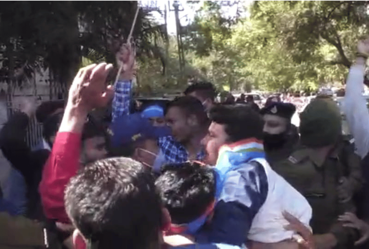 Bhopal: Demonstration of NSUI, police entered PCC headquarters to rescue the effigy of the Prime Minister, clashes between police and workers