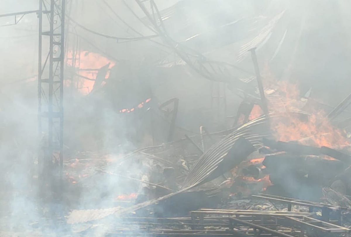 Delhi Fire Fire breaks out in building in New Ashok Nagar four vehicles of fire brigade on the spot