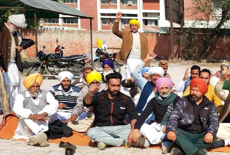Farmers started protest at mini secretariat of Sirsa for compensation demand