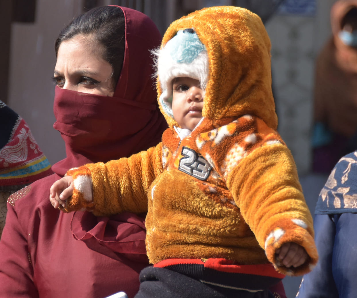 Citizens shiver with chills due to cold wind