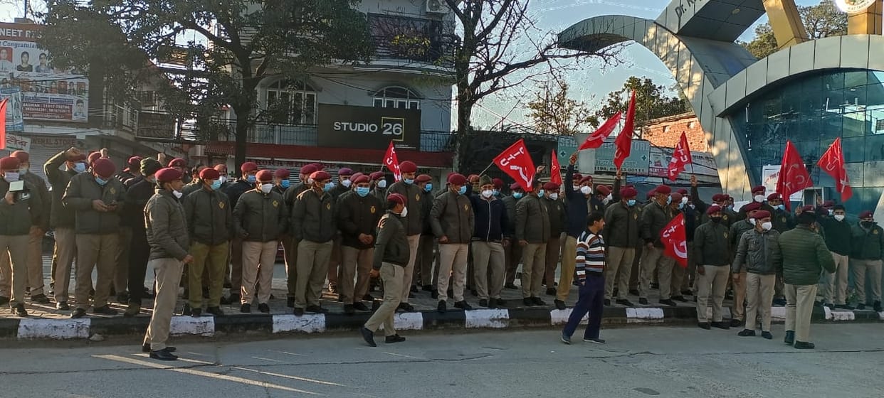 Security workers strike in Tanda