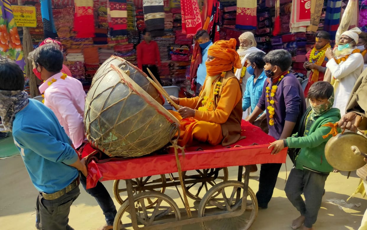 Due to the sunshine, the fair was brightened, the procession was taken out