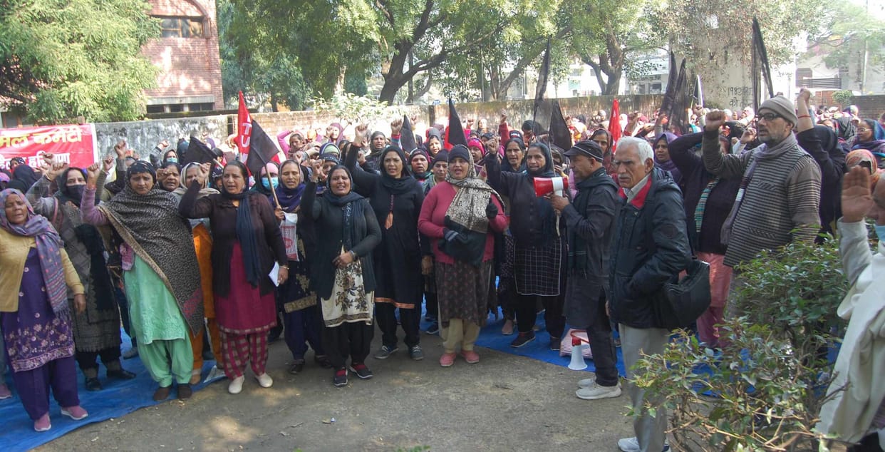 Anganwadi workers celebrated Black Day, took out procession