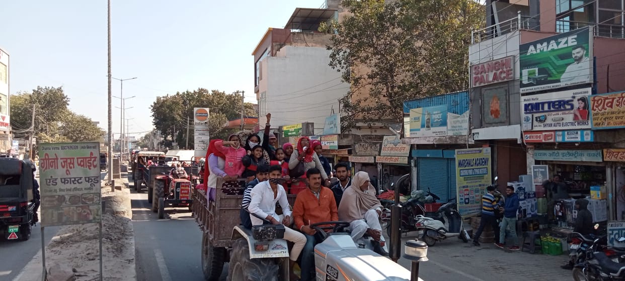 Anganwadi workers took out tractor rally and demonstrated
