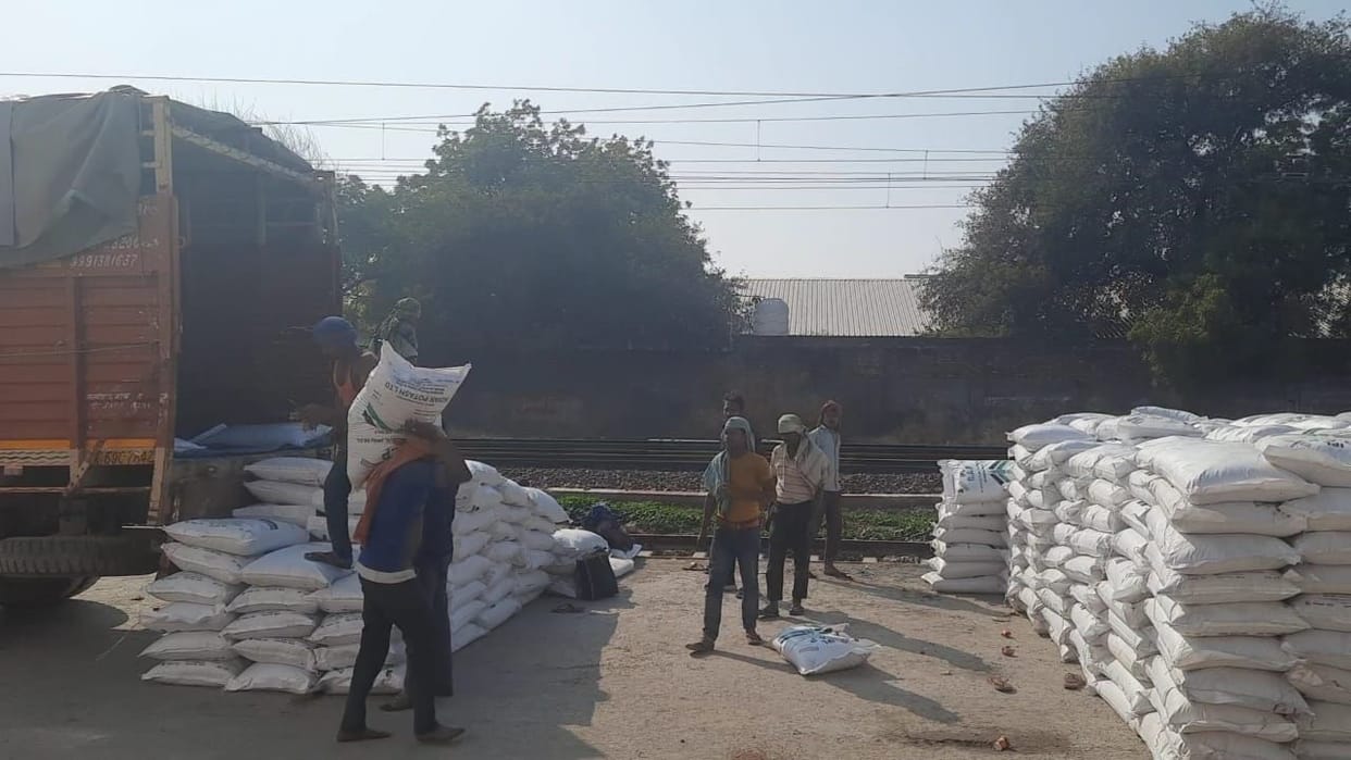 Rack of two thousand metric tons of urea installed, farmers will get relief