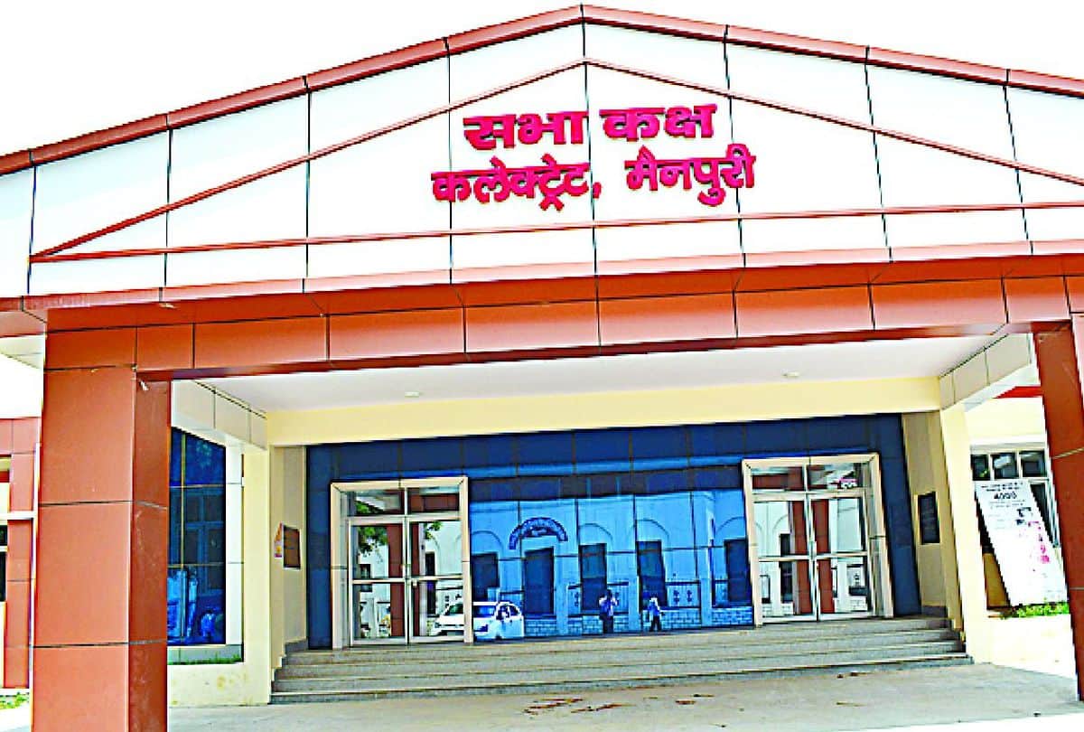 SP candidate Rajkumar Yadav arrived to file nomination by bicycle in Mainpuri