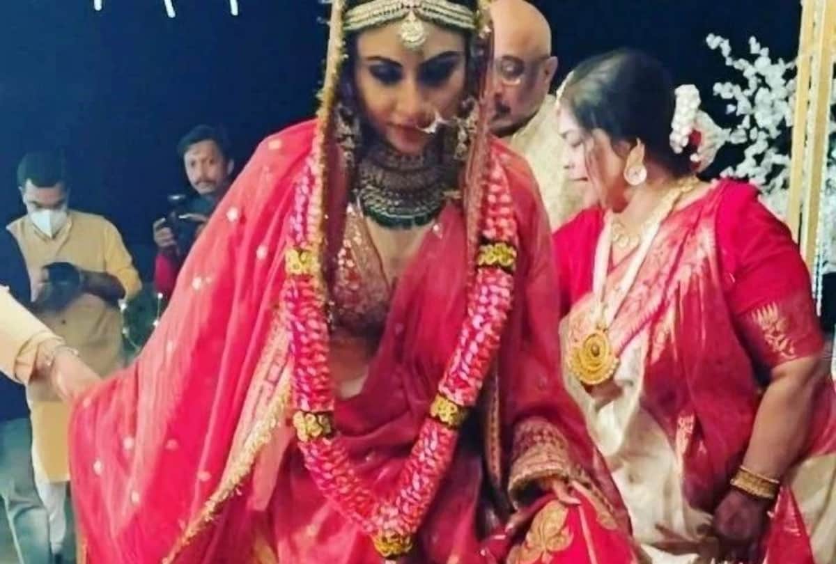Wedding Pics Mouni Roy and Sooraj Nambiar got married in Bengali customs see wedding album