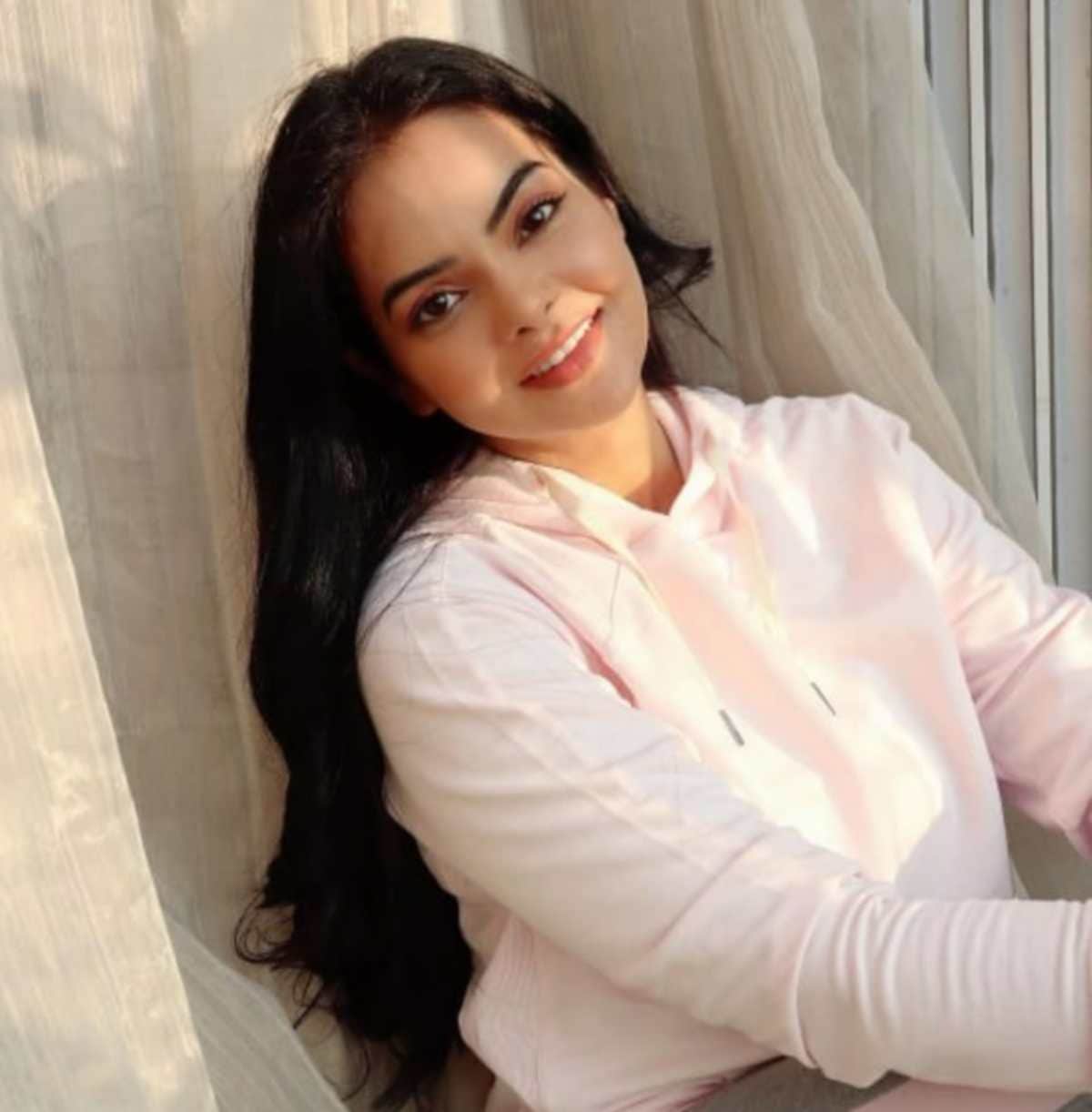 FIR registered against Mrs India Earth 2017 shweta Chaudhary accused of grabbing money from carpet trader in varanasi