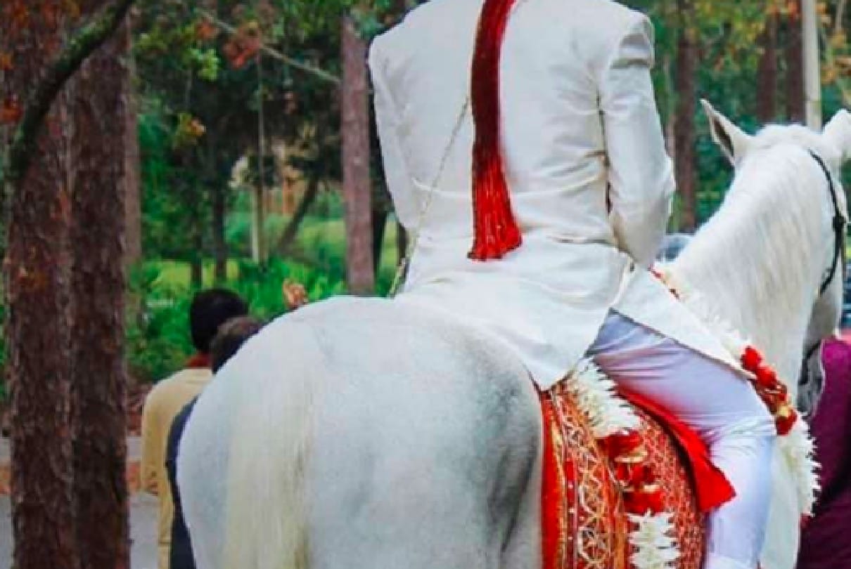 The water turned on the wishes the young man arrived with the wedding procession for the second marriage when