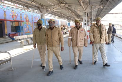 Railway NTPC: Police guarded the streets, so students started protesting in this way