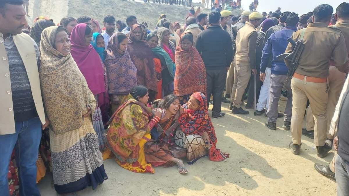 Driver dies after water tanker overturns on Purvanchal Expressway villagers block highway in mau