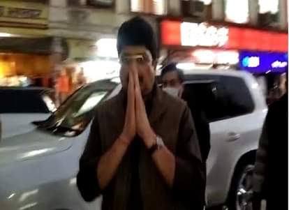 संकटमोचन दरबार के बाहर राजा भैया