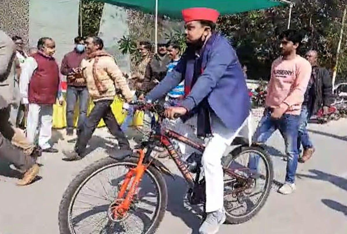SP candidate Rajkumar Yadav arrived to file nomination by bicycle in Mainpuri