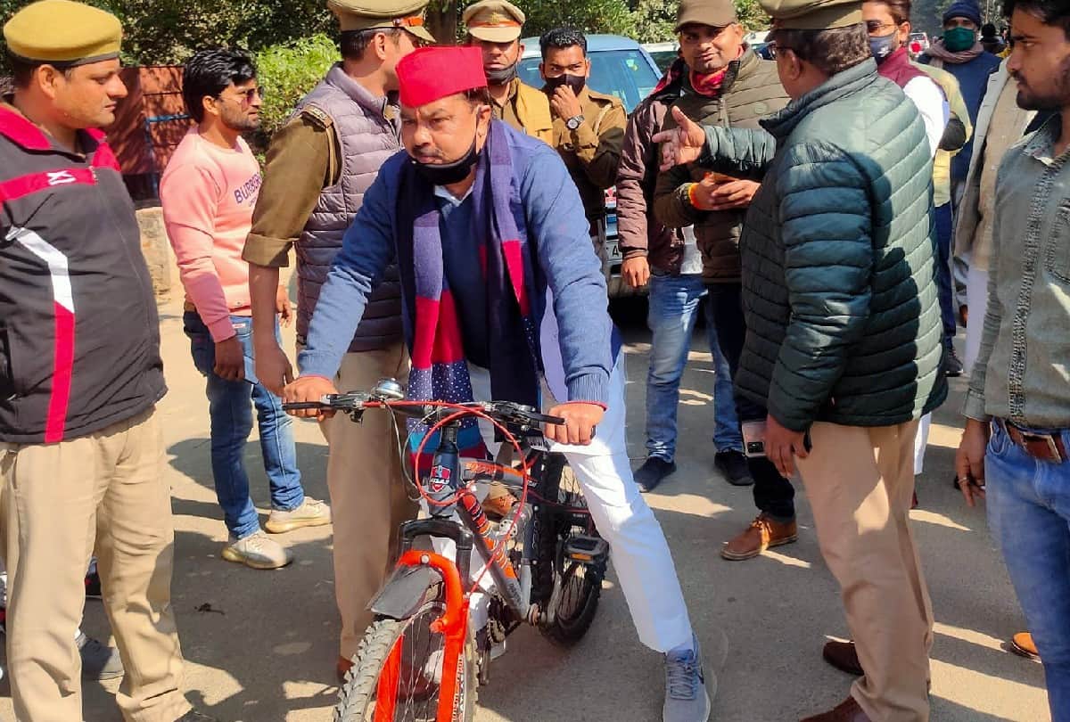 SP candidate Rajkumar Yadav arrived to file nomination by bicycle in Mainpuri