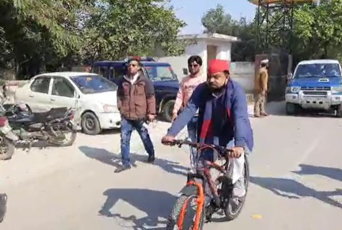 SP candidate Rajkumar Yadav arrived to file nomination by bicycle in Mainpuri