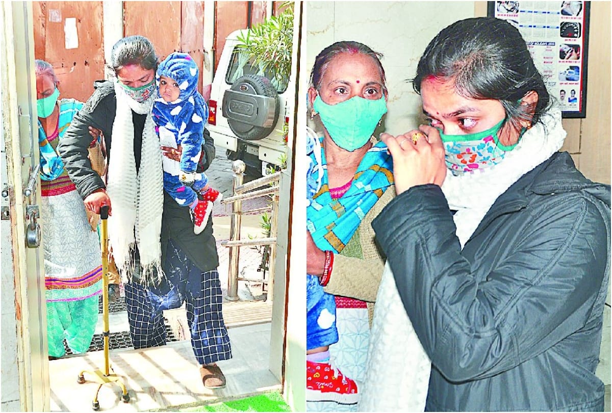 lady teacher kept wandering to cut election duty with the help of crutches in Agra