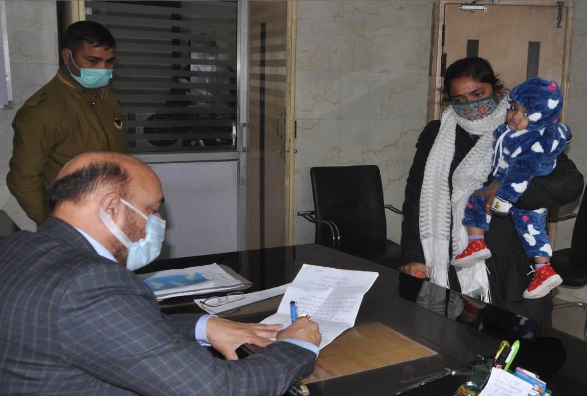 lady teacher kept wandering to cut election duty with the help of crutches in Agra