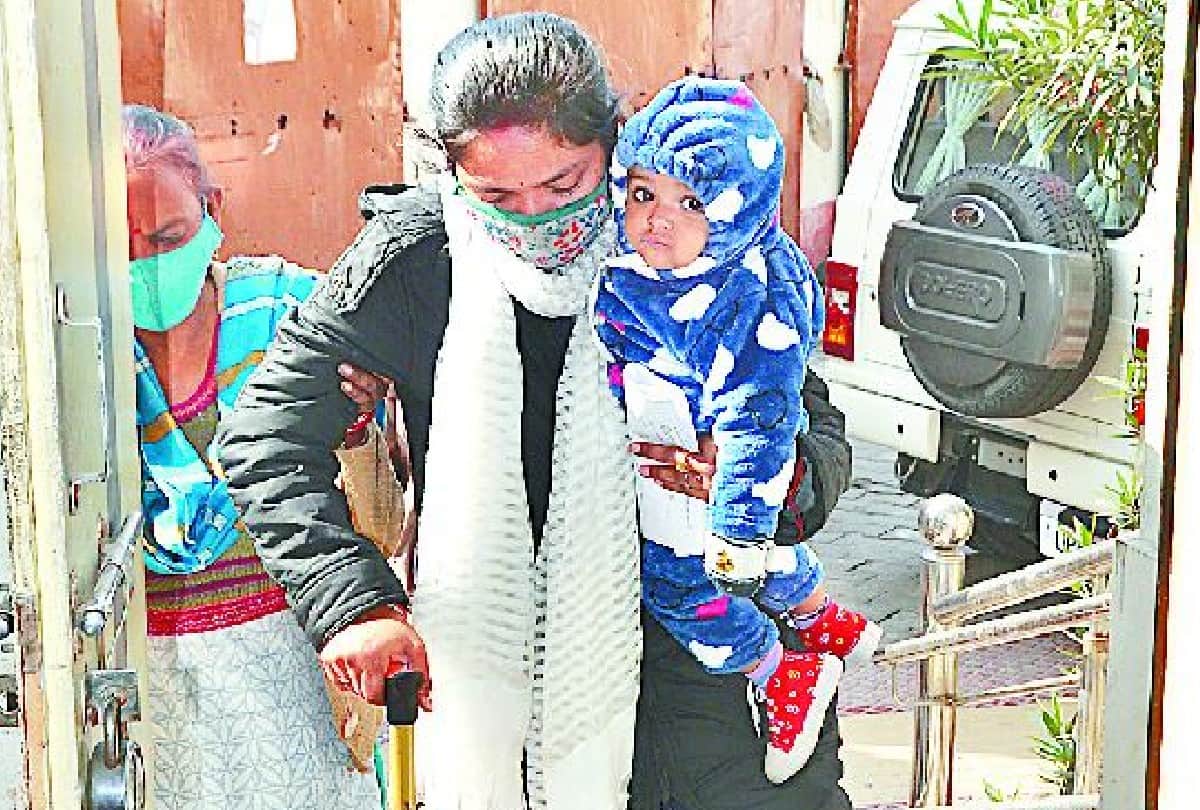 lady teacher kept wandering to cut election duty with the help of crutches in Agra