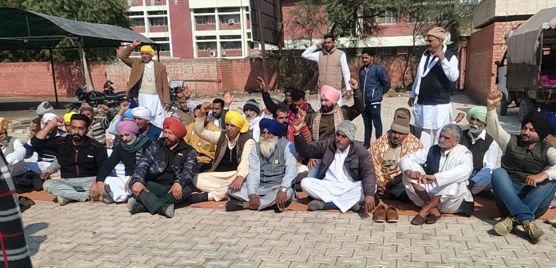 Farmers reached Mini Secretariat with tractor trolley, put up a concrete front