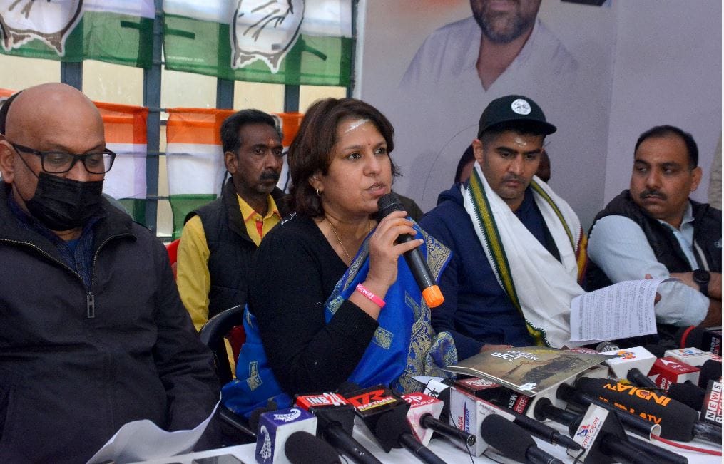 up election 2022 varanasi congress leader Supriya Shrinet and Olympian boxer Vijender Singh attack on bjp for vote on army jawans