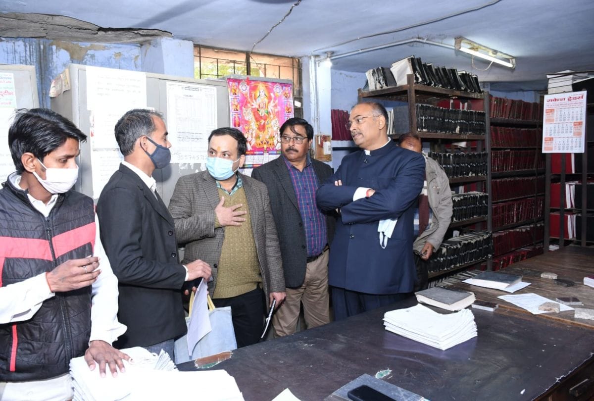 University Vice Chancellor gives instruction to employees regarding duty in Agra