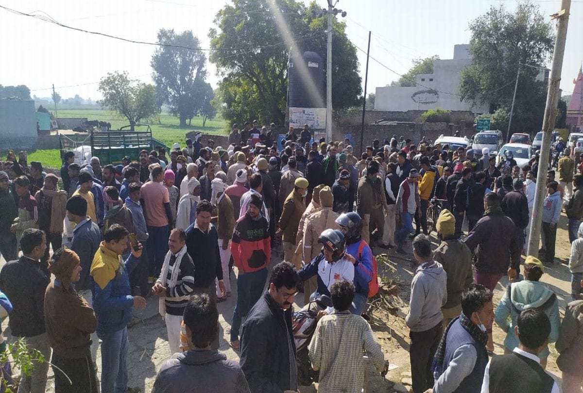 burnt dead body of school watchman found in the farm in agra
