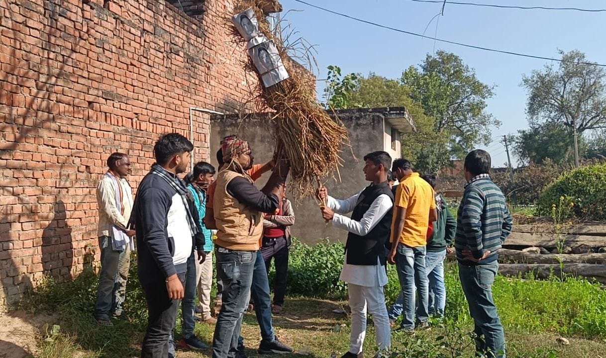 Workers came out on the road in protest against the SP candidate Pooja Pal, burnt the effigy