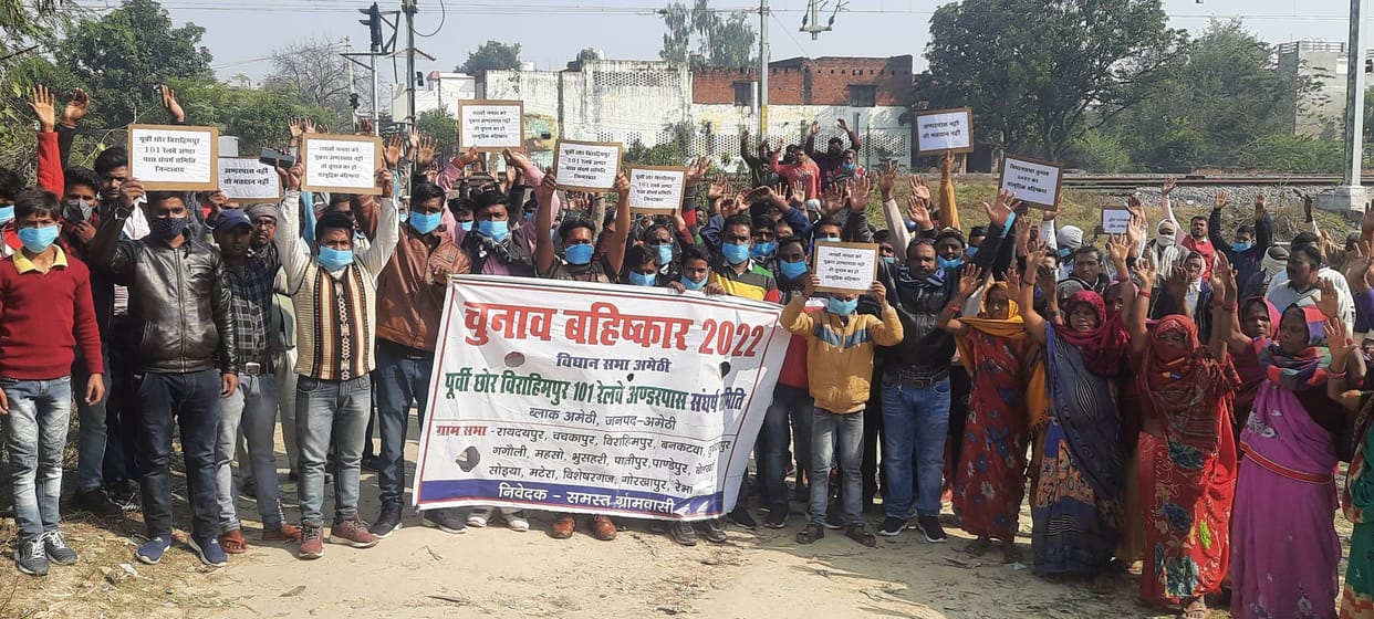 Villagers came out on demonstration for the construction of underpass