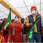 सांसद दिया कुमारी ने ट्रेन को हरी झंडी दिखाकर रवाना किया।