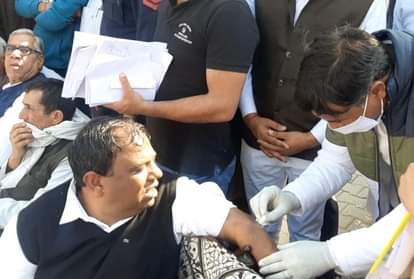 मरहम पट्टी करवाते मंत्री।