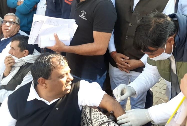 Minister of State Anoop Dhanak got injured while climbing on the tractor