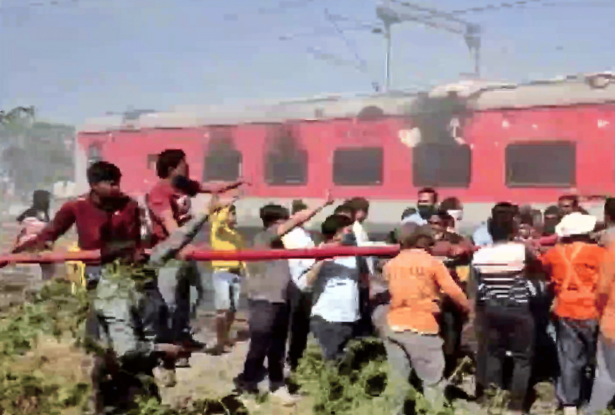 Gandhidham Puri Express Train Catches Fire in Pantry Car At Nandurbar Station Maharashtra, 20803 Train Running Status News in Hindi