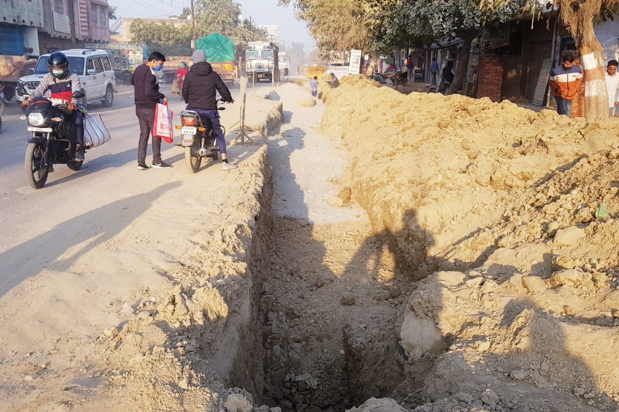 Negligence in digging sewer line on Agra Road