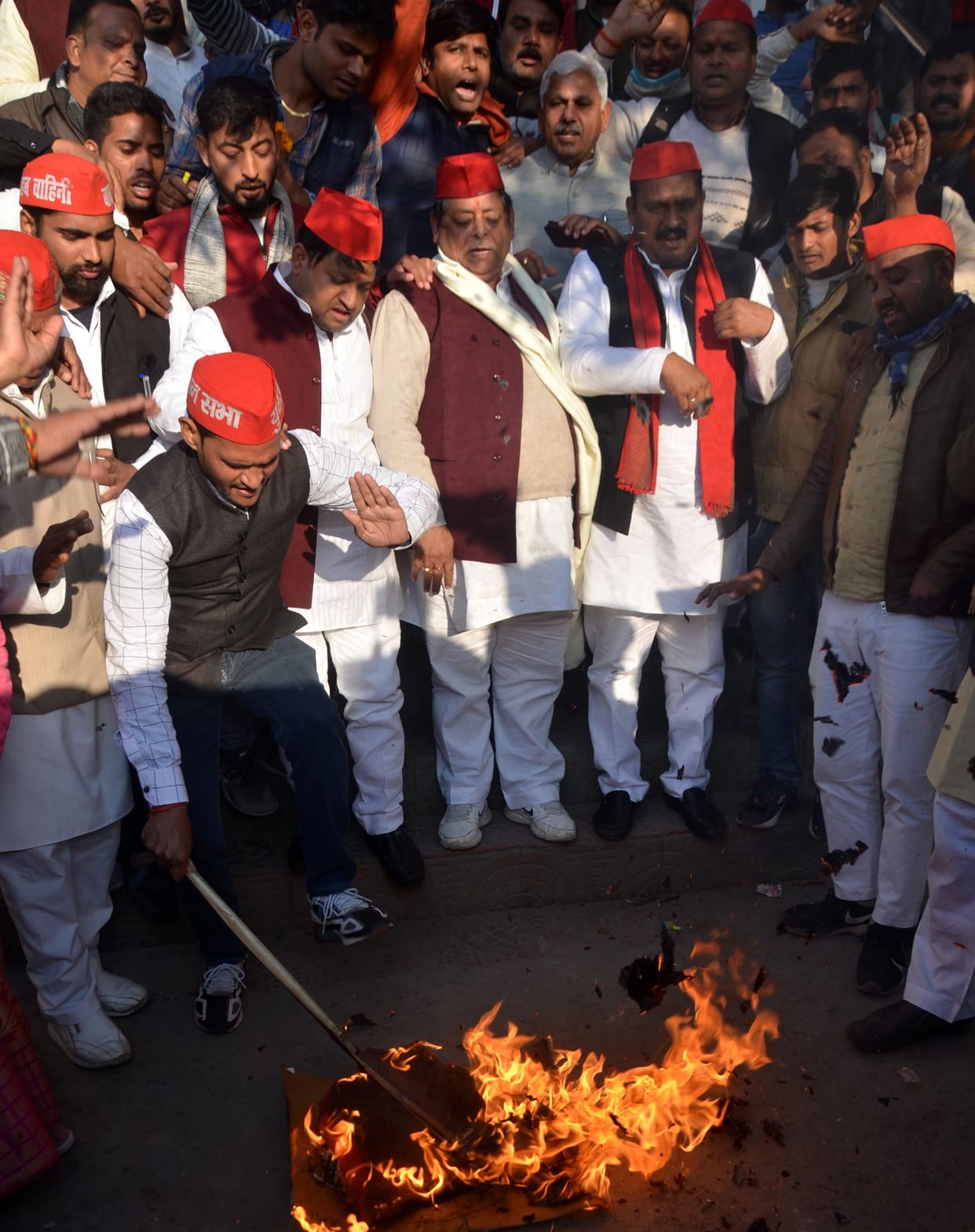 CM's effigy burnt for stopping Akhilesh's helicopter