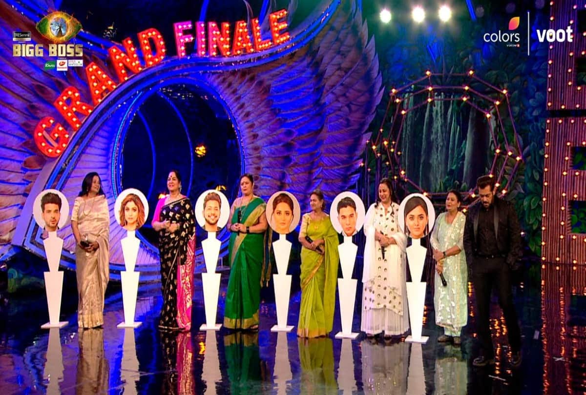 Bigg Boss 15 Grand Finale 2022: Grand Finale start with a big bang the finalists got emotional after meeting their mothers