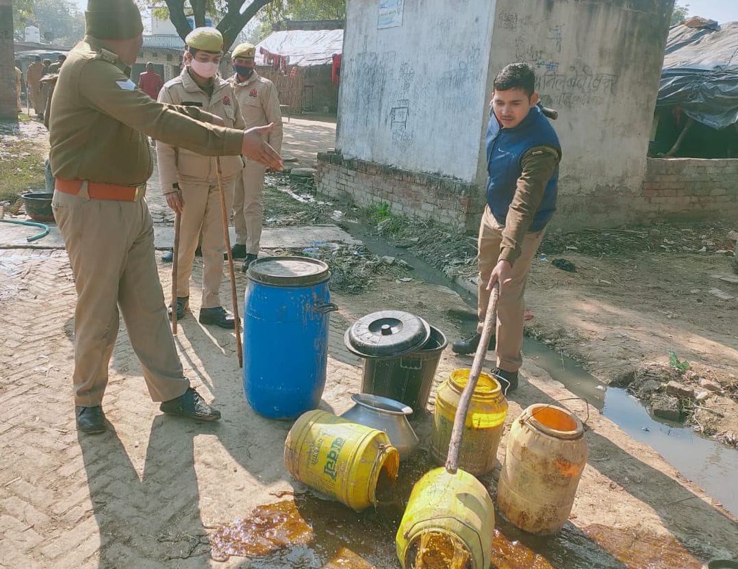 fathepur news,695 liters of raw liquor recovered, 14 arrested