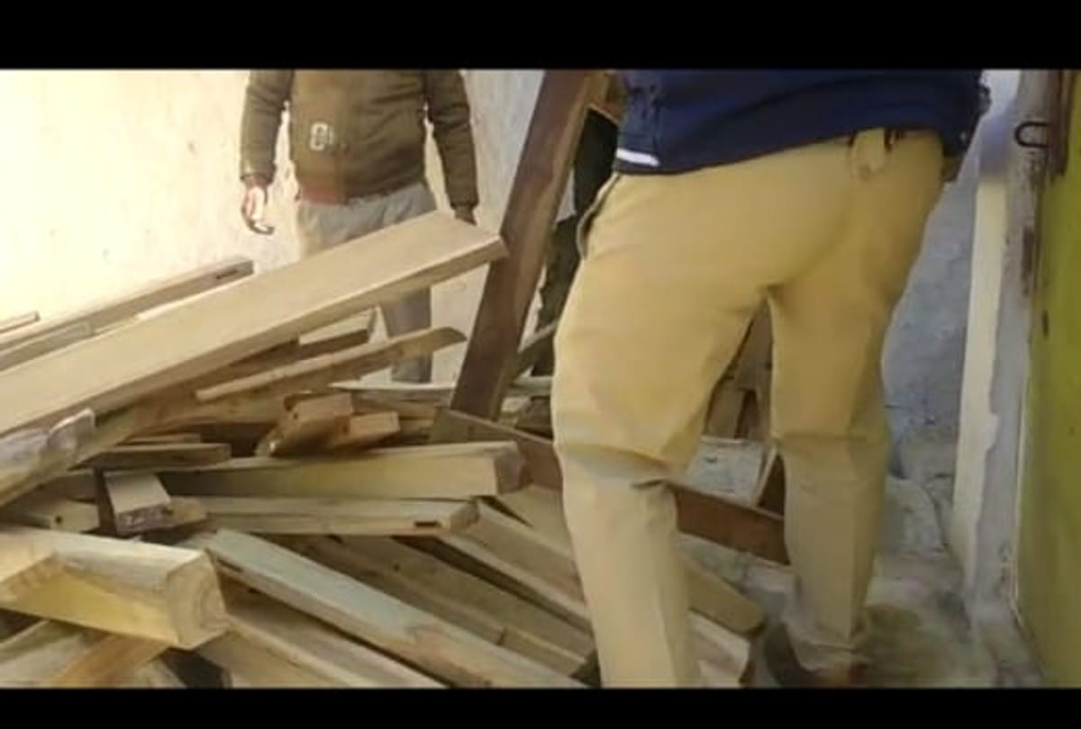 Panna: The forest department conducted guerilla action, seized teak wood and saw machine