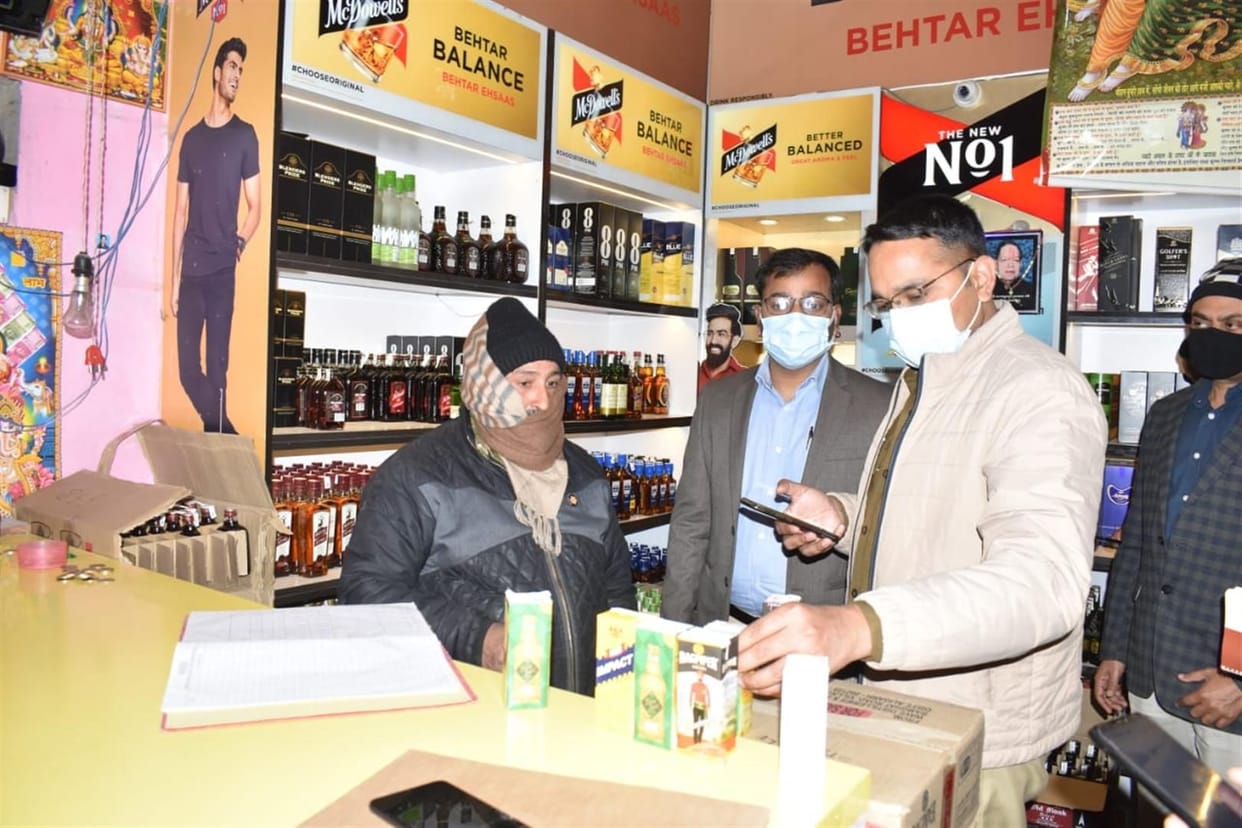 Hathras: DM, SP, CO and SDM investigated liquor shops