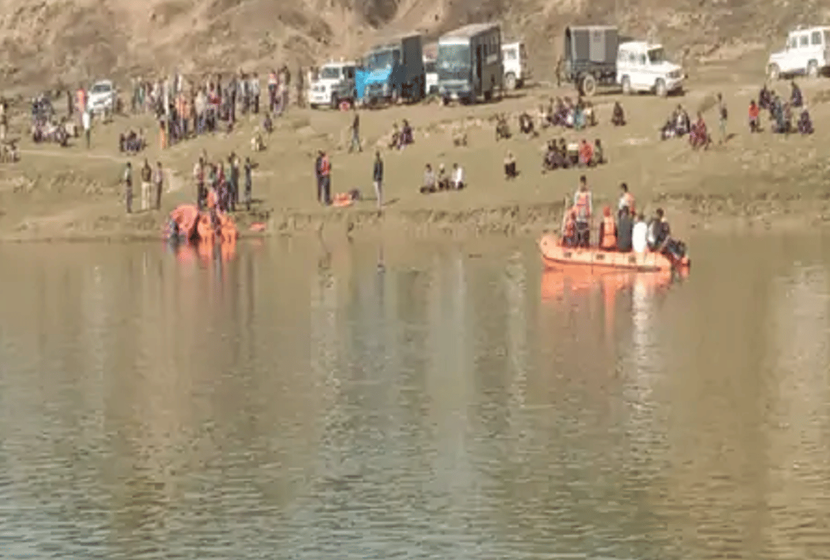 Boat capsizes in Bhind: Damaged boat capsizes in Sindh, 12 out of 14 people rescued, 2 children missing