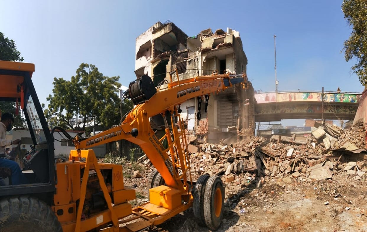 Action against encroachment in varanasi Railway and district administration demolished three storey building  in front of police chowki