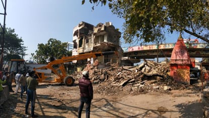 Action against encroachment in varanasi Railway and district administration demolished three storey building  in front of police chowki