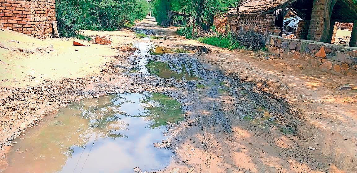 Dirty water filled on the main road of Ronpur, problems being faced by passers-by